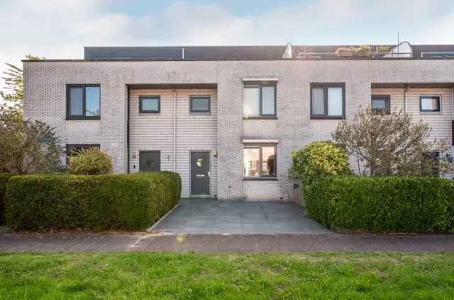 Clare Lennartstraat 3