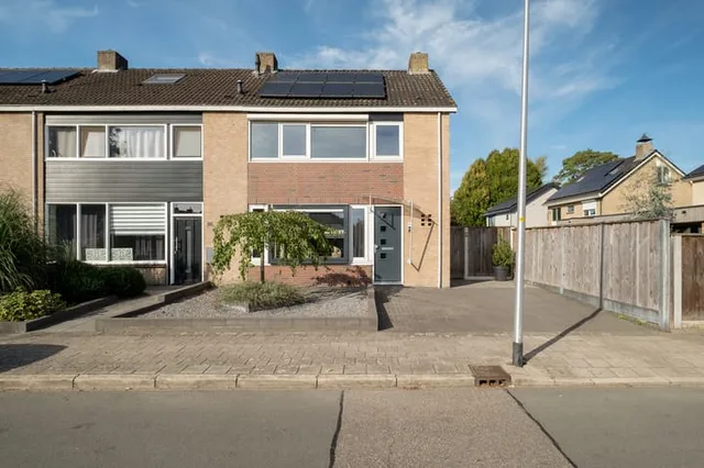Hogeweg 84