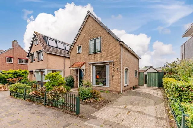 Pastoor van Muijenweg 11